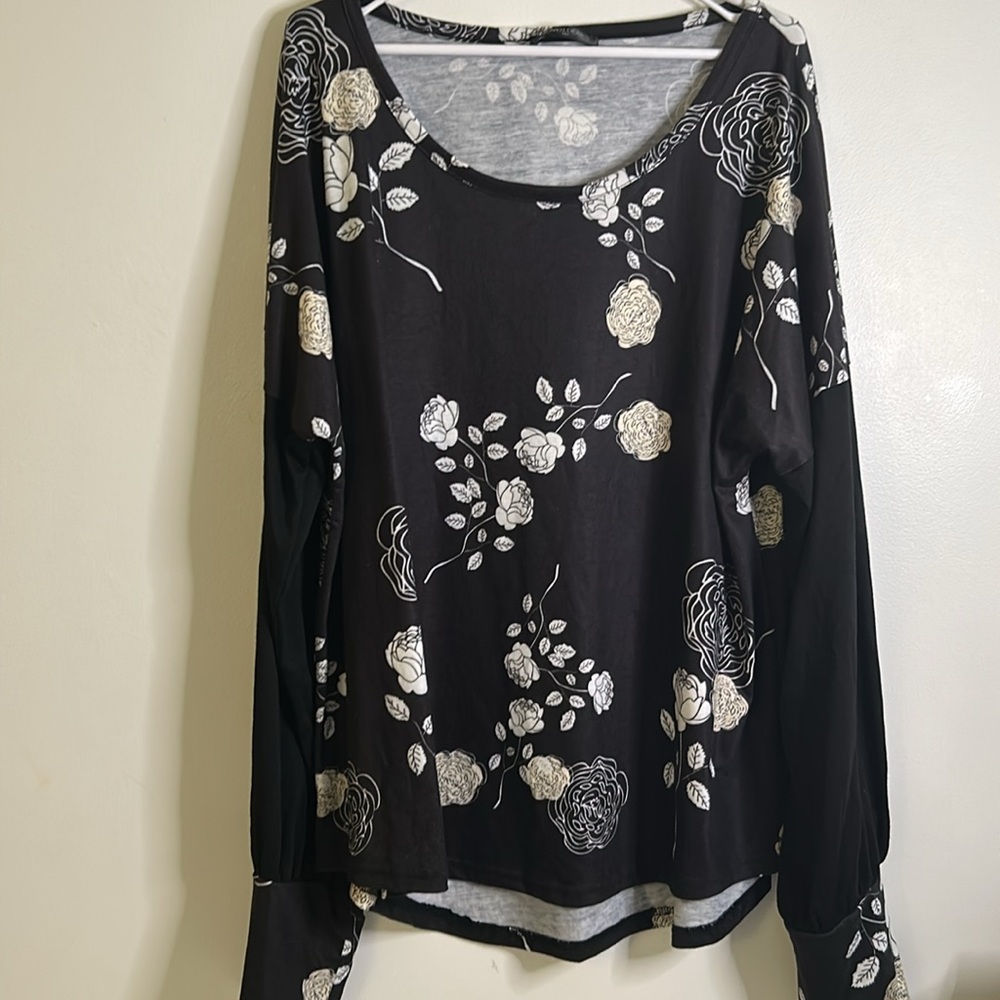 Loveu Dear long sleeve floral top size 3x black white cream light weight